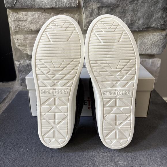 NEW Minnetonka Windy Charcoal Faux Fur Lined Suede Slip On Shoes Women's Size 6M - Picture 9 of 11